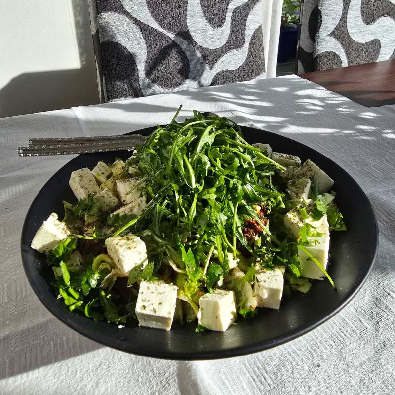 Eva's Recept - Sallad gjord med Kex av Johannesbröd & Tomatsås